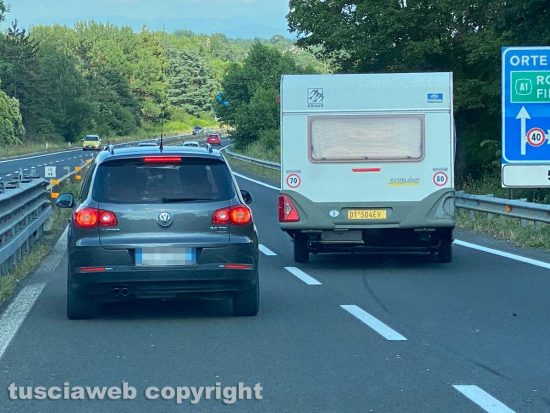 Viterbo - Roulotte si sgancia dall'auto sulla superstrada