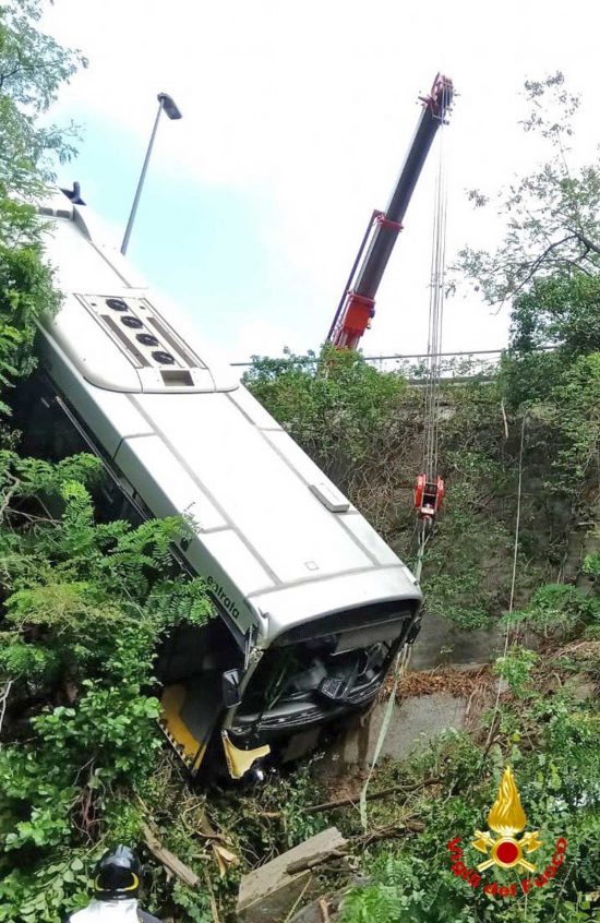 Savona - Bus precipita in una scarpata