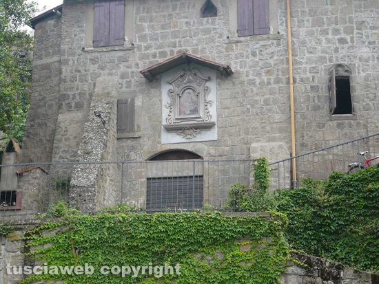 Viterbo - Edicola sacra a Pianoscarano