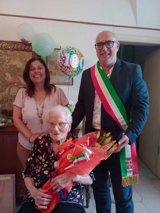 Tarquinia - Riglietti e Zacchei consegnano un mazzo di fiori alla signora Nazarena