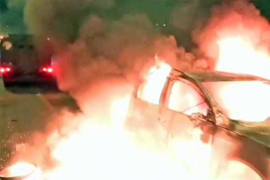 Disordini in Francia - Auto in fiamme