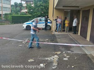 Bagnaia - Il crollo dell’intonaco da un terrazzo delle case popolari in via Tommaso Ghinucci