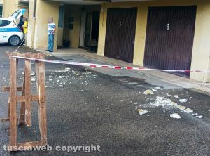 Bagnaia - Il crollo dell’intonaco da un terrazzo delle case popolari in via Tommaso Ghinucci