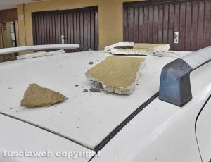Bagnaia - Il crollo dell’intonaco da un terrazzo delle case popolari in via Tommaso Ghinucci