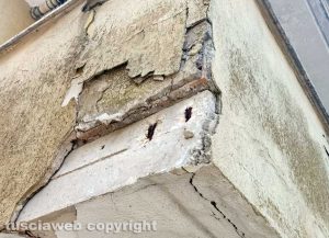 Bagnaia - Il crollo dell’intonaco da un terrazzo delle case popolari in via Tommaso Ghinucci