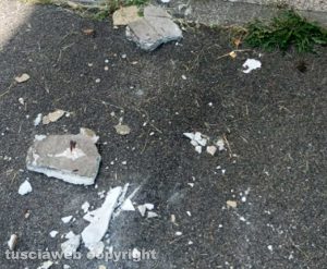 Bagnaia - Il crollo dell’intonaco da un terrazzo delle case popolari in via Tommaso Ghinucci