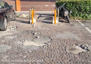 Viterbo - Buche nel piazzale Largo Africa
