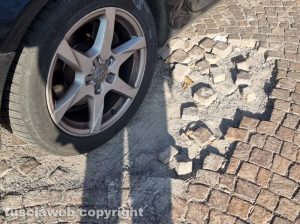 Viterbo - Buche nel piazzale Largo Africa