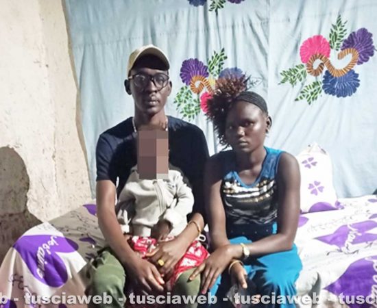 Nhial Moses Yien con sua moglie e sua figlia