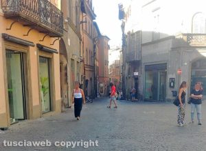 Viterbo - Centro storico deserto durante il periodo dei saldi
