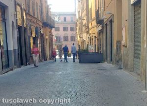 Viterbo - Centro storico deserto durante il periodo dei saldi