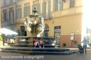 Viterbo - Centro storico deserto durante il periodo dei saldi