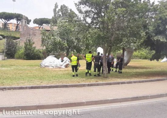Viterbo - Lancia bottiglie e canta a squarciagola a Valle Faul