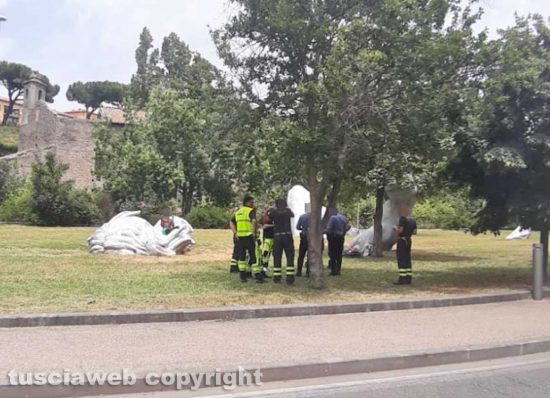 Viterbo - Lancia bottiglie e canta a squarciagola a Valle Faul