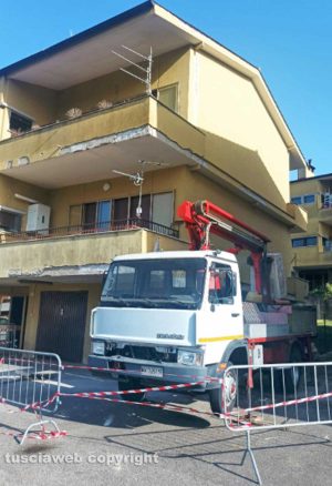 Viterbo - Via Tommaso Chinucci - Pezzi d’intonaco cadono dalla palazzina