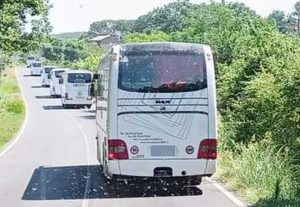 I sette pullman in viaggio verso la Capitale per il concerto di Mengoni al Circo Massimo