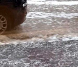 Viterbo - Strade allagate e tombini intasati in via Carlo Cattaneo