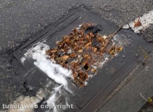 Viterbo - Strade allagate e tombini intasati in via Carlo Cattaneo