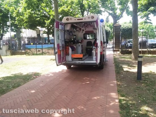 Montefiascone - Ramo cade addosso ad una signora al prato giardino