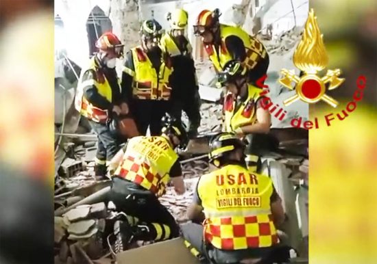 Milano - Crolla una palazzina, intervento dei vigili del fuoco