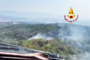 Intervento dei vigili del fuoco per spegnere alcuni incendi in Grecia