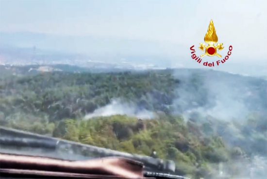Intervento dei vigili del fuoco per spegnere alcuni incendi in Grecia