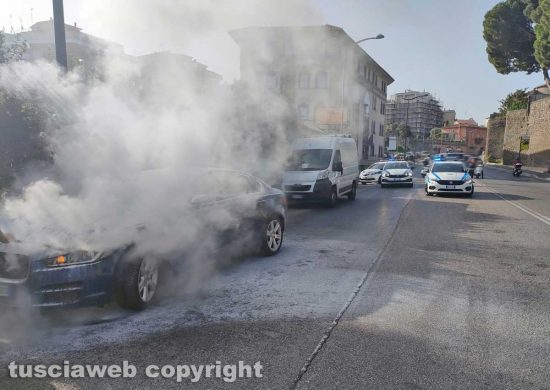 Viterbo - Macchina in fiamme in viale Raniero Capocci