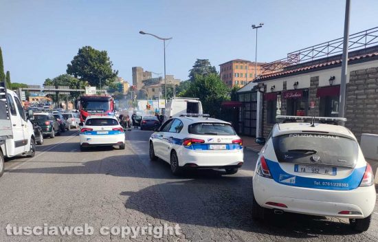 Viterbo - Macchina in fiamme in viale Raniero Capocci