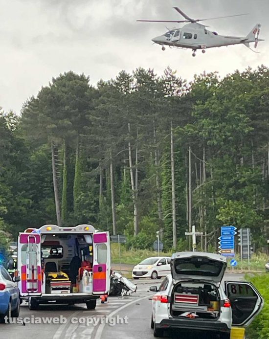 Scontro violento autobus-auto sulla Cimina 