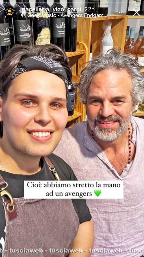 Ronciglione - Mark Ruffalo alias Hulk con i ragazzi della macelleria Vico carni