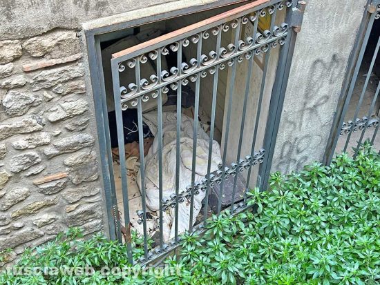 Viterbo - Il materasso dei bagni pubblici di piazza della Rocca qualche settimana fa