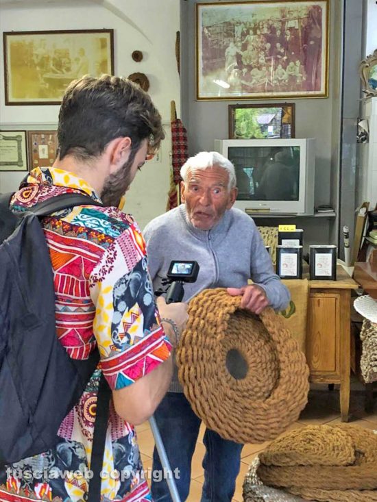 Viterbo - Mirko Gancitano al frantoio di Mario Matteucci