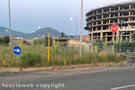 Viterbo - Incuria dietro al tribunale