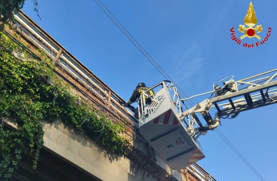 Civitavecchia - I vigili del fuoco a lavoro al ponte di San Gordiano