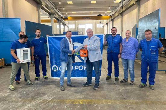 Uno dei defibrillatori consegnati dall'associazione Ruben Ciarlanti