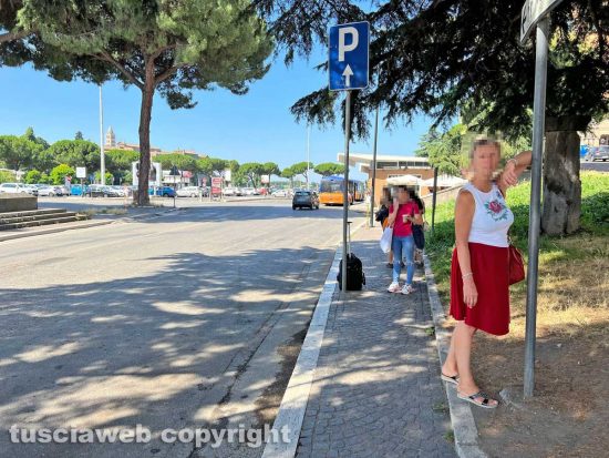 Viterbo - Sacrario - Persone in attesa dell'autobus
