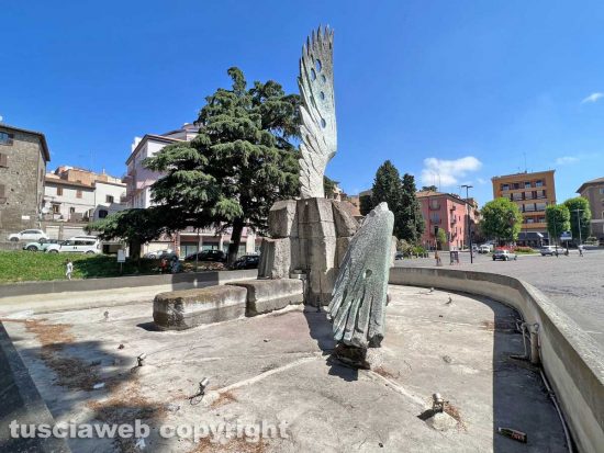 Viterbo - Sacrario - La fontana dei paracadutisti