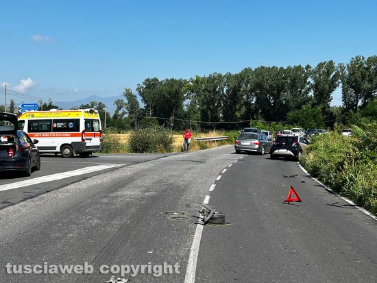 Acquapendente - Scontro auto-trattore sulla Cassia