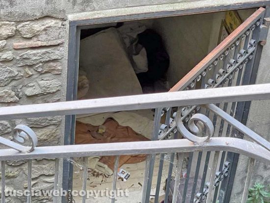 Viterbo - Il materasso dei bagni pubblici di piazza della Rocca in questi giorni