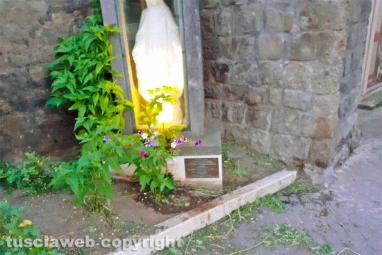 Viterbo - La statua della. Madonna a Porta da San Marco