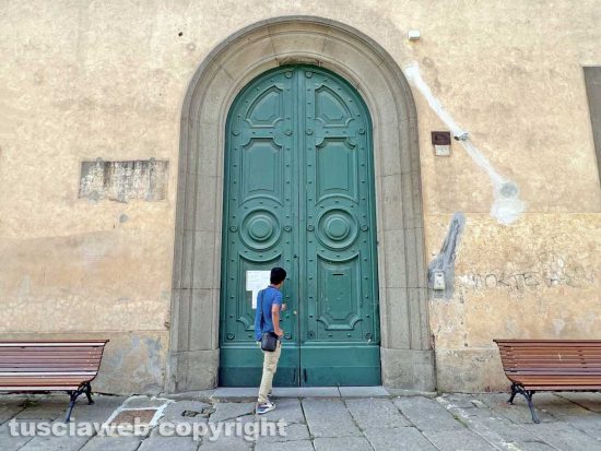 Il portone dell'anagrafe di piazza fontana grande