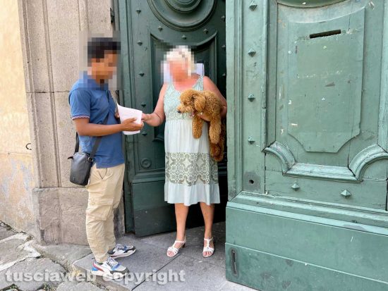Il portone dell'anagrafe di piazza fontana grande