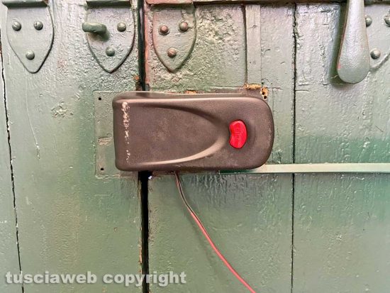 Il portone dell'anagrafe di piazza fontana grande