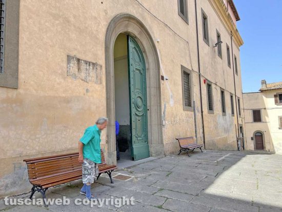 Il portone dell'anagrafe di piazza fontana grande
