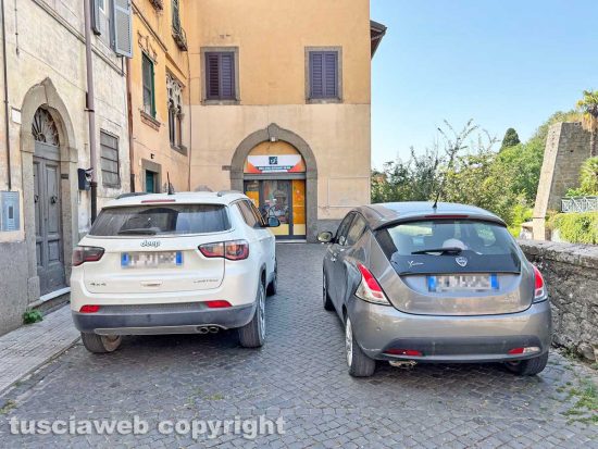 Viterbo - Le macchine parcheggiate davanti al Denco Africa bar