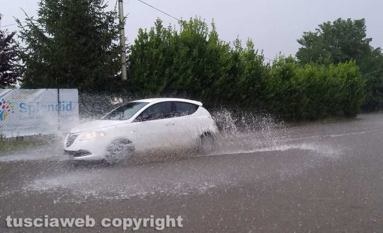 Montefiascone - Forte acquazzone, strade allegate e tombini intasati