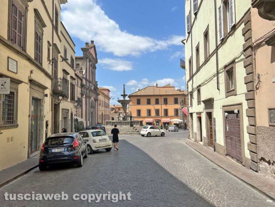 Viterbo - Via Garibaldi e piazza fontana grande
