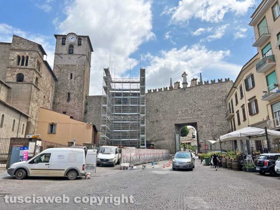 Viterbo - Porta romana e piazza San Sisto