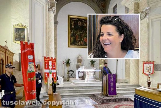 Viterbo - Il funerale di Alessio Paternesi - I gonfaloni di provincia, comune di Civita Castellana e lo stendardo del Sodalizio dei facchini - Nel riquadro la sindaca Chiara Frontini