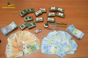 Latina - Guardia di finanza - La droga, i soldi e il materiale sequestrato